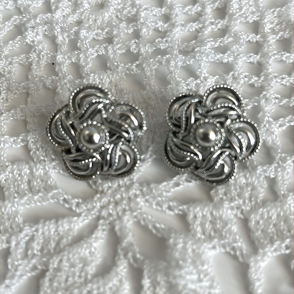 Vintage Coro Silver Color Flower Clip On 1950s Style Costume Earrings 16$